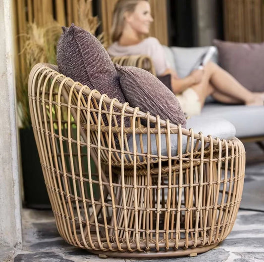 Canapé d'extérieur en résine tressée avec petite table basse